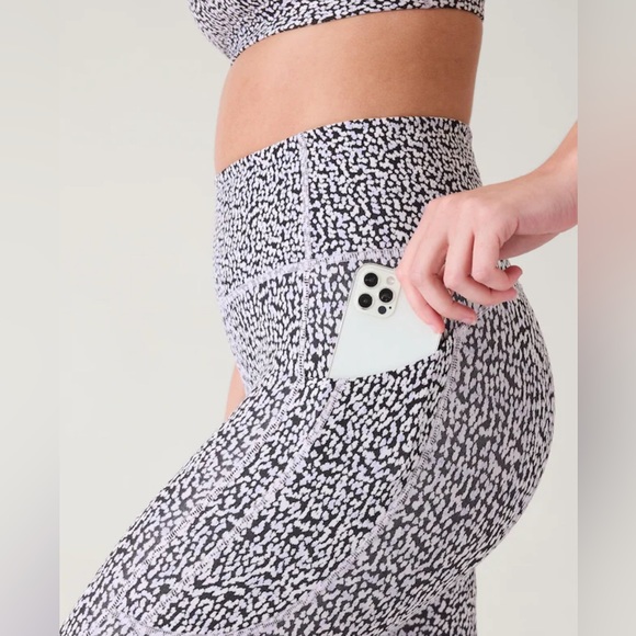 Athleta Ultimate Stash leggings - Picture 2 of 13
